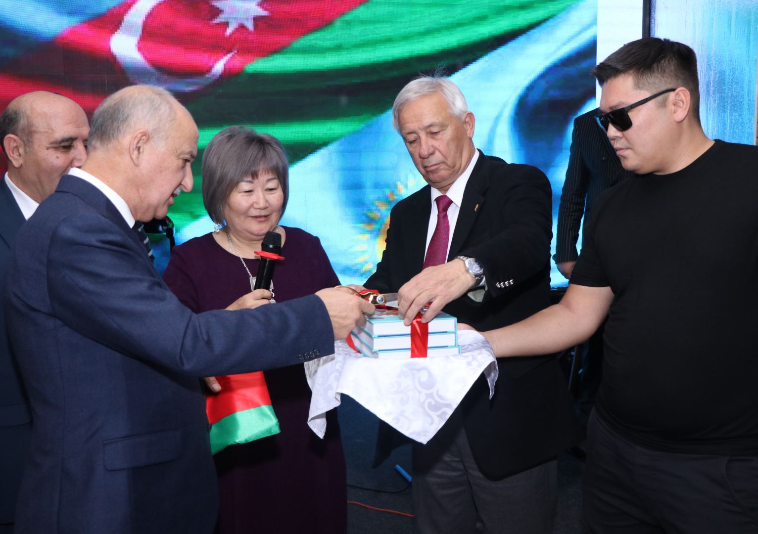 Искренне влюбленная в Азербайджан! Казахская писательница представила в Алматы "Карабах. Долгая дорога  домой" (ФОТО)