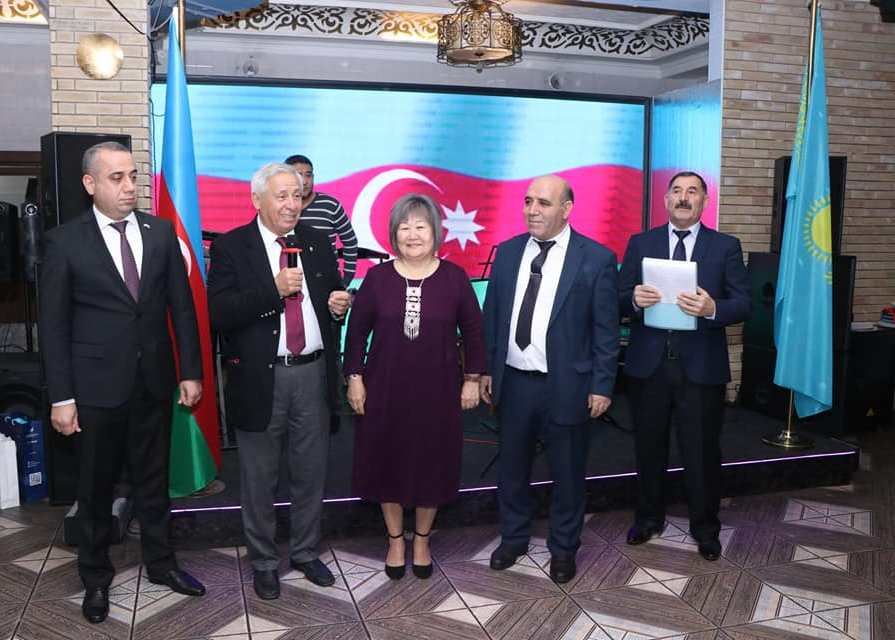 Искренне влюбленная в Азербайджан! Казахская писательница представила в Алматы "Карабах. Долгая дорога  домой" (ФОТО)