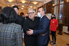 Кульминация юбилейного торжества Бакинской музыкальной академии - грандиозный концерт, россыпь цветов, большой торт и овации! (ВИДЕО, ФОТО)