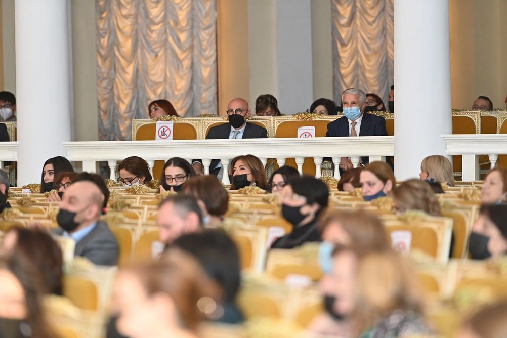 Кульминация юбилейного торжества Бакинской музыкальной академии - грандиозный концерт, россыпь цветов, большой торт и овации! (ВИДЕО, ФОТО)
