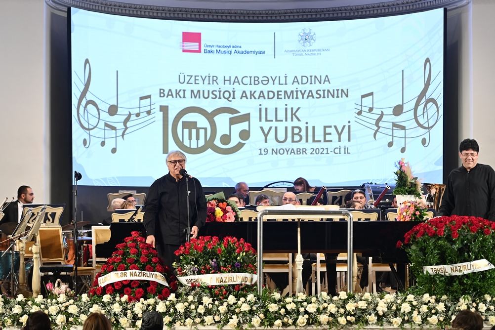 Кульминация юбилейного торжества Бакинской музыкальной академии - грандиозный концерт, россыпь цветов, большой торт и овации! (ВИДЕО, ФОТО)