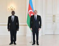 Президент Ильхам Алиев принял верительные грамоты новоназначенного посла Уганды в Азербайджане (ФОТО/ВИДЕО) (версия 2)