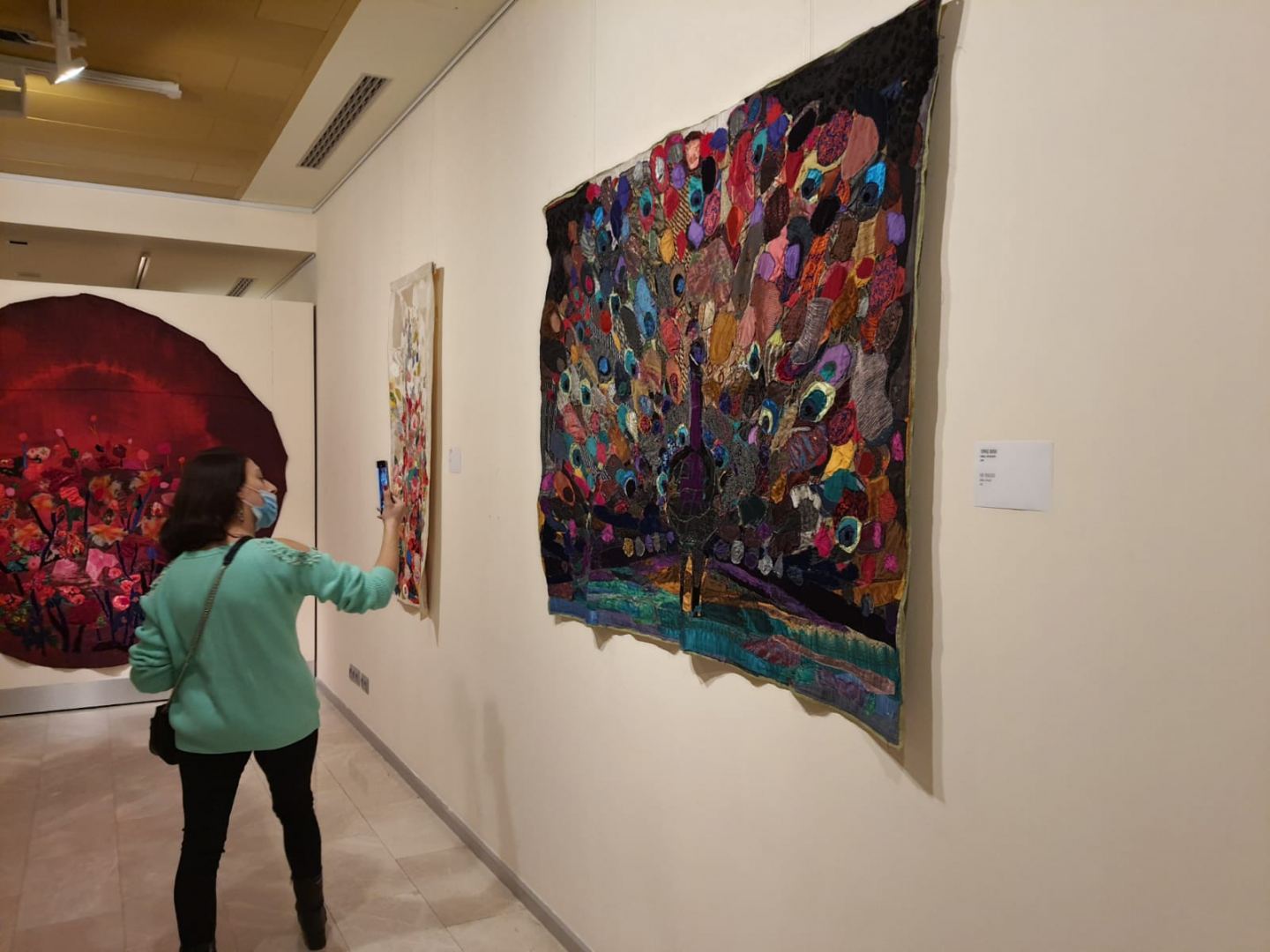"Фрагменты бытия" грузинской художницы в Баку - пейзажи и натюрморты из текстиля (ФОТО)