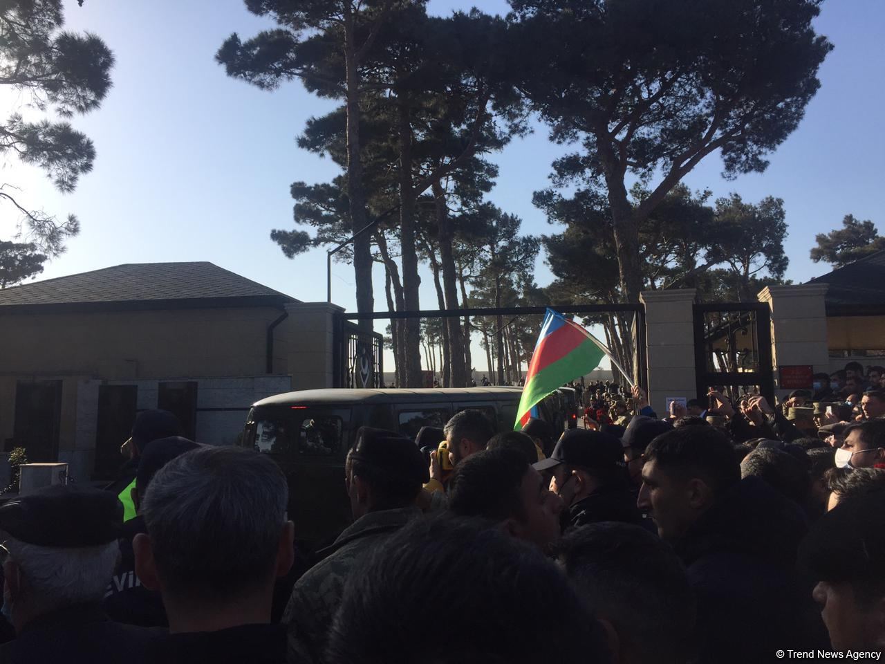 На II Аллее шехидов в Баку прошли похороны погибших в крушении военного вертолета (ВИДЕО/ФОТО)