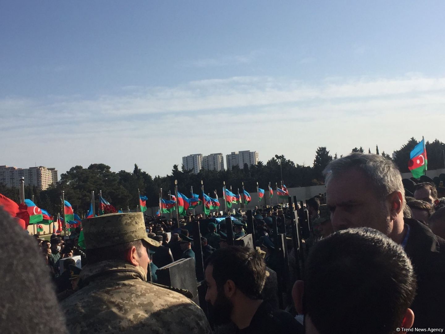 На II Аллее шехидов в Баку прошли похороны погибших в крушении военного вертолета (ВИДЕО/ФОТО)