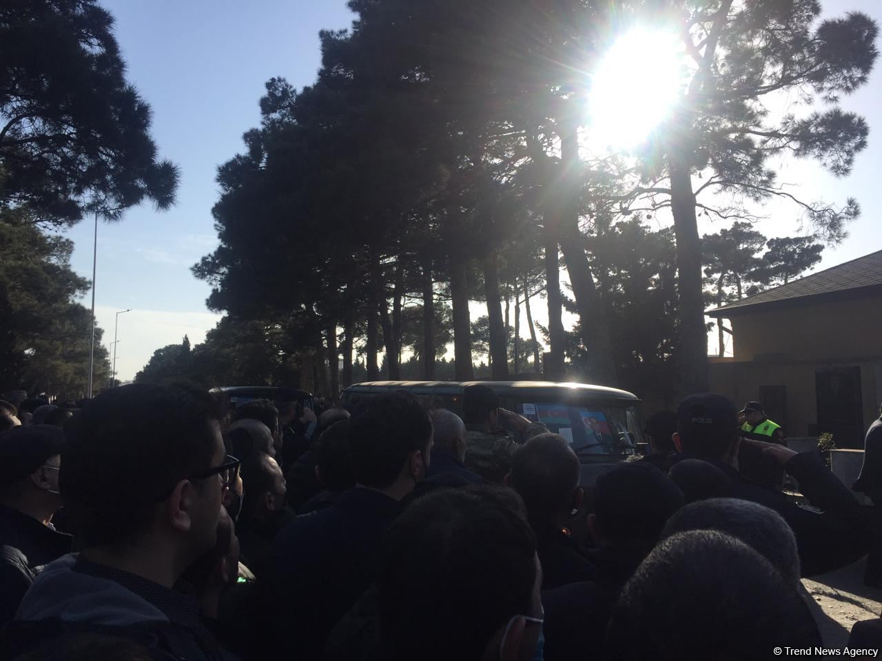 На II Аллее шехидов в Баку прошли похороны погибших в крушении военного вертолета (ВИДЕО/ФОТО)
