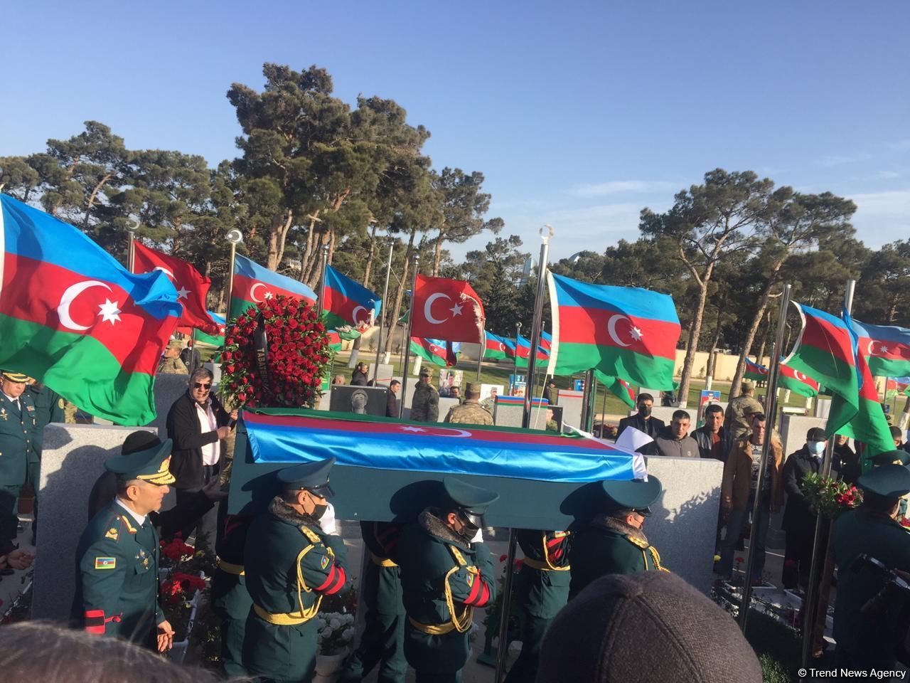 На II Аллее шехидов в Баку прошли похороны погибших в крушении военного вертолета (ВИДЕО/ФОТО)