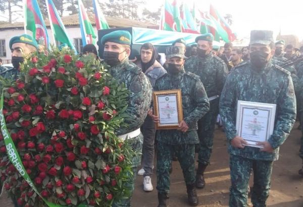 В Бейлагане проходят похороны погибшего в крушении военного вертолета офицера Госпогранслужбы (ФОТО)