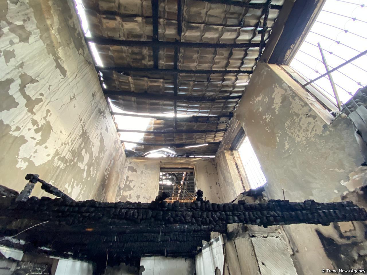 В пожаре в Агджебеди сгорели три члена одной семьи (ФОТО)