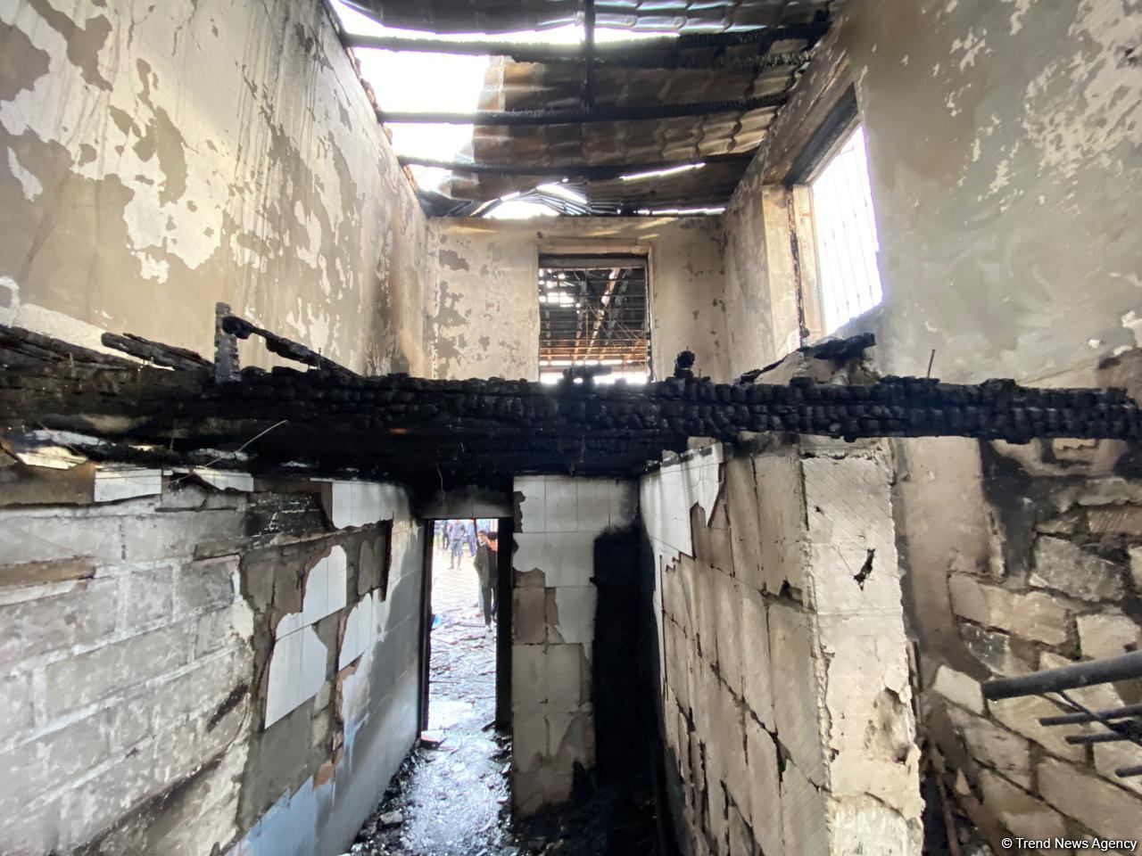 В пожаре в Агджебеди сгорели три члена одной семьи (ФОТО)