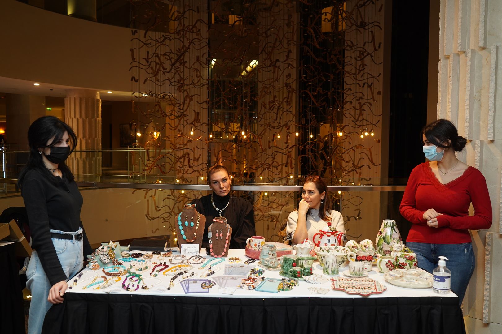 Azerbaijan Fashion Week  - вечерние и свадебные платья, харыбюльбюль, эклектика, ready-to-wear…  (ФОТО)