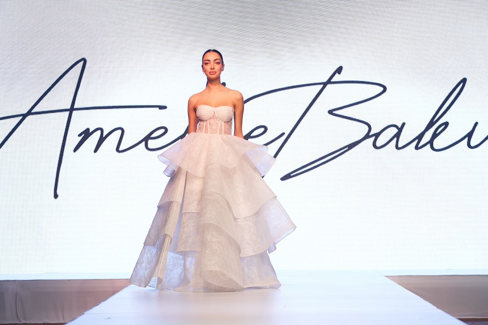 Azerbaijan Fashion Week  - вечерние и свадебные платья, харыбюльбюль, эклектика, ready-to-wear…  (ФОТО)
