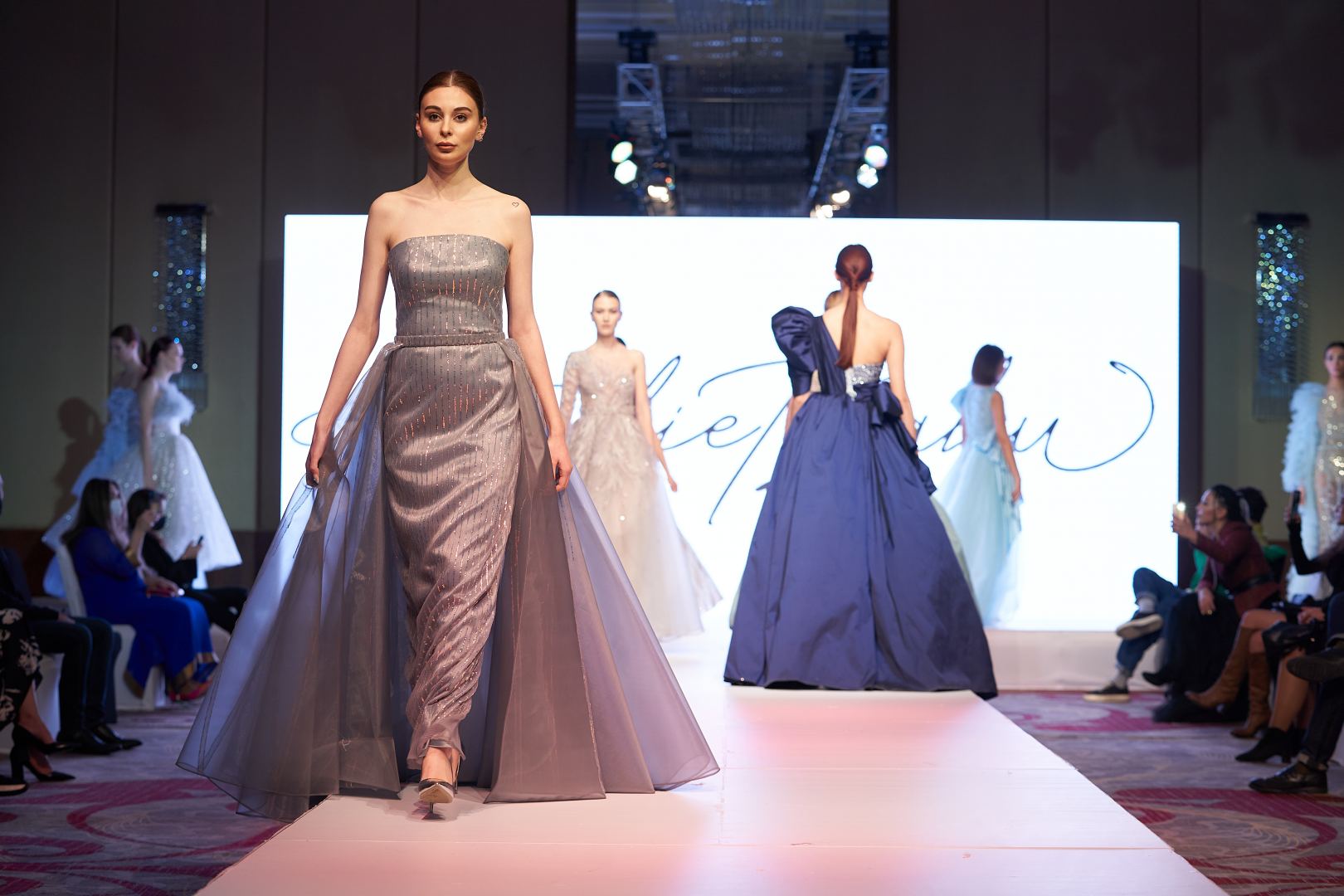Azerbaijan Fashion Week  - вечерние и свадебные платья, харыбюльбюль, эклектика, ready-to-wear…  (ФОТО)
