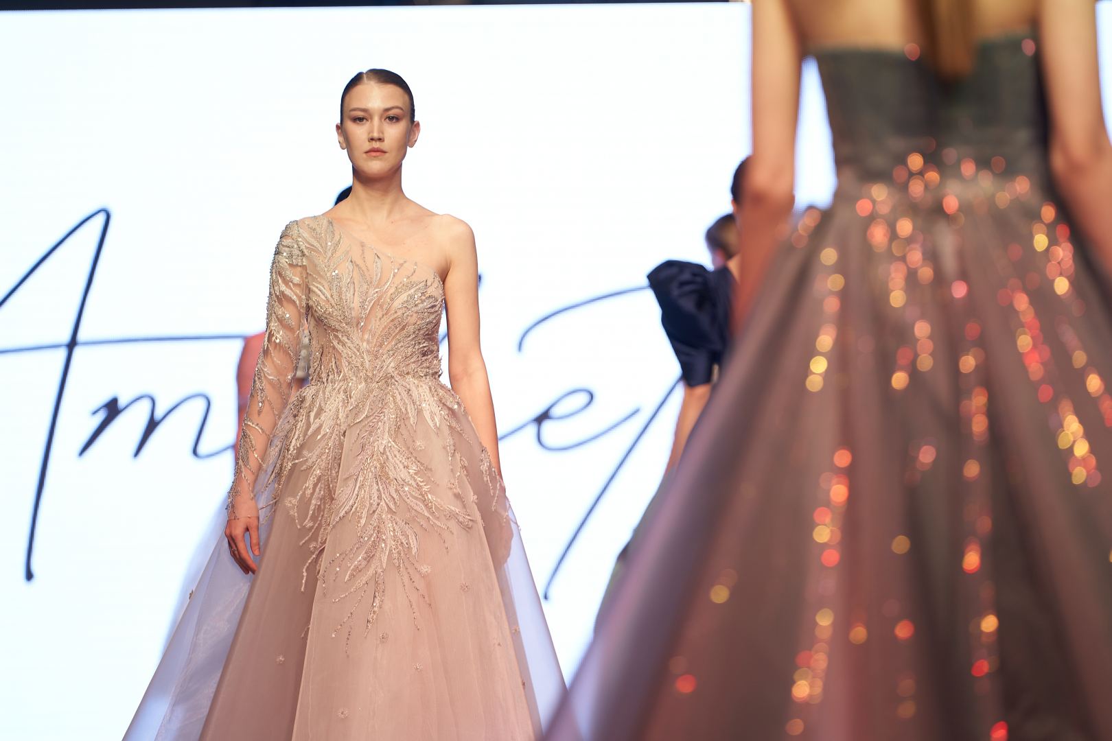 Azerbaijan Fashion Week  - вечерние и свадебные платья, харыбюльбюль, эклектика, ready-to-wear…  (ФОТО)