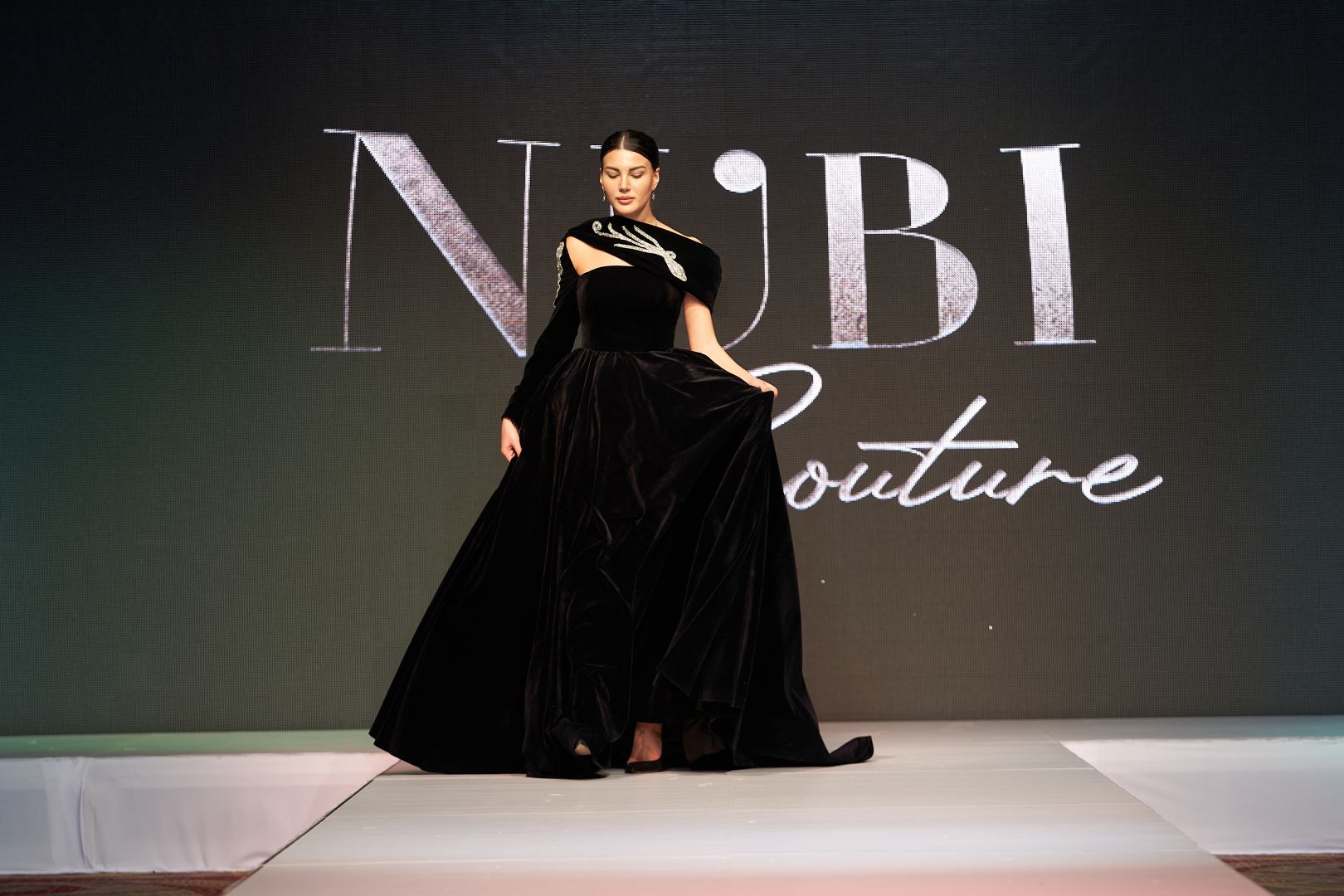Azerbaijan Fashion Week  - вечерние и свадебные платья, харыбюльбюль, эклектика, ready-to-wear…  (ФОТО)