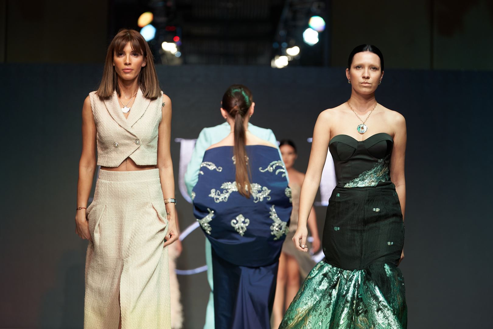 Azerbaijan Fashion Week  - вечерние и свадебные платья, харыбюльбюль, эклектика, ready-to-wear…  (ФОТО)