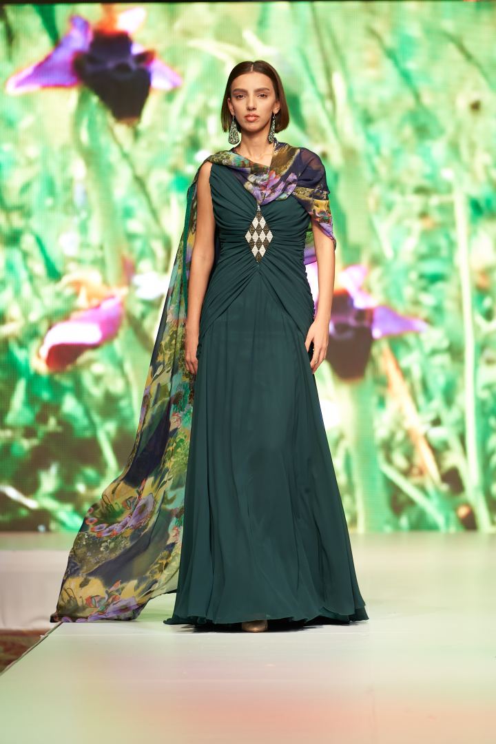 Azerbaijan Fashion Week  - вечерние и свадебные платья, харыбюльбюль, эклектика, ready-to-wear…  (ФОТО)