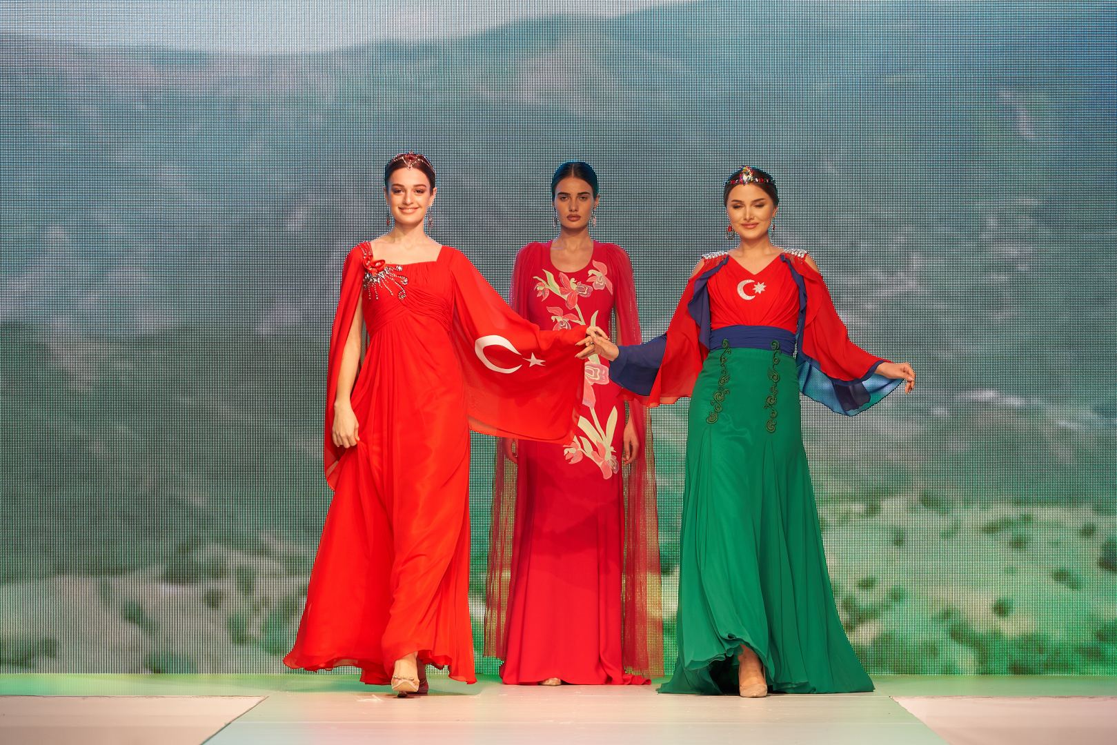 Azerbaijan Fashion Week  - вечерние и свадебные платья, харыбюльбюль, эклектика, ready-to-wear…  (ФОТО)