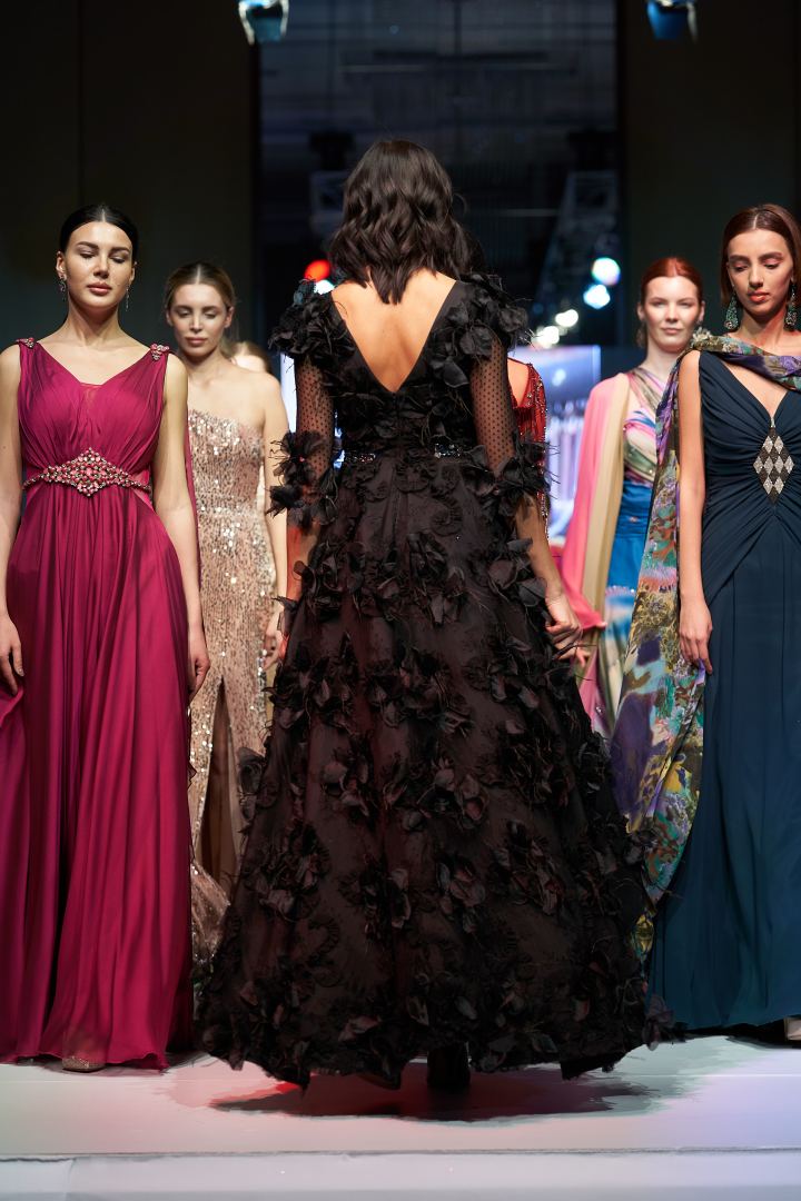 Azerbaijan Fashion Week  - вечерние и свадебные платья, харыбюльбюль, эклектика, ready-to-wear…  (ФОТО)
