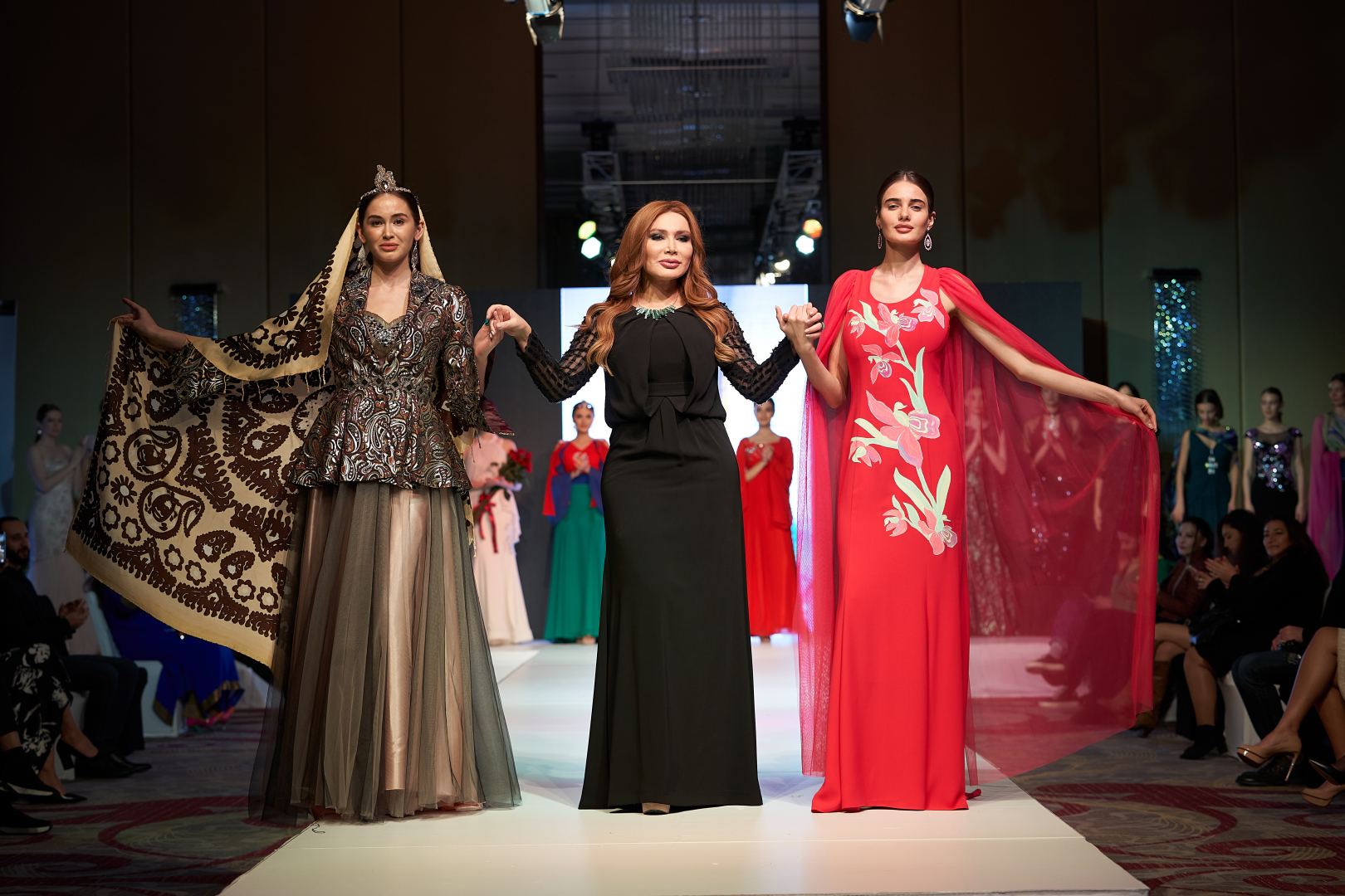 Azerbaijan Fashion Week  - вечерние и свадебные платья, харыбюльбюль, эклектика, ready-to-wear…  (ФОТО)