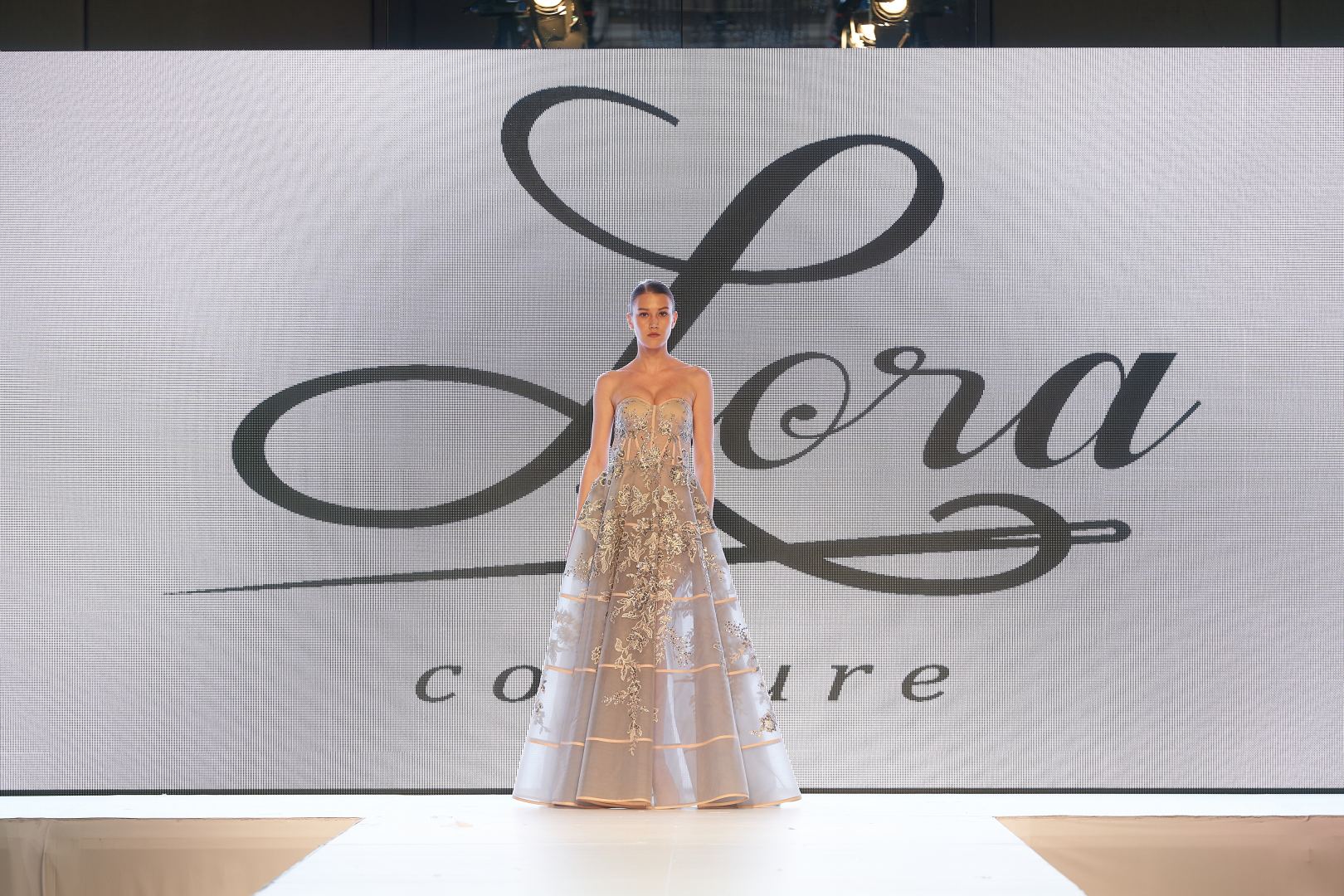Azerbaijan Fashion Week  - вечерние и свадебные платья, харыбюльбюль, эклектика, ready-to-wear…  (ФОТО)