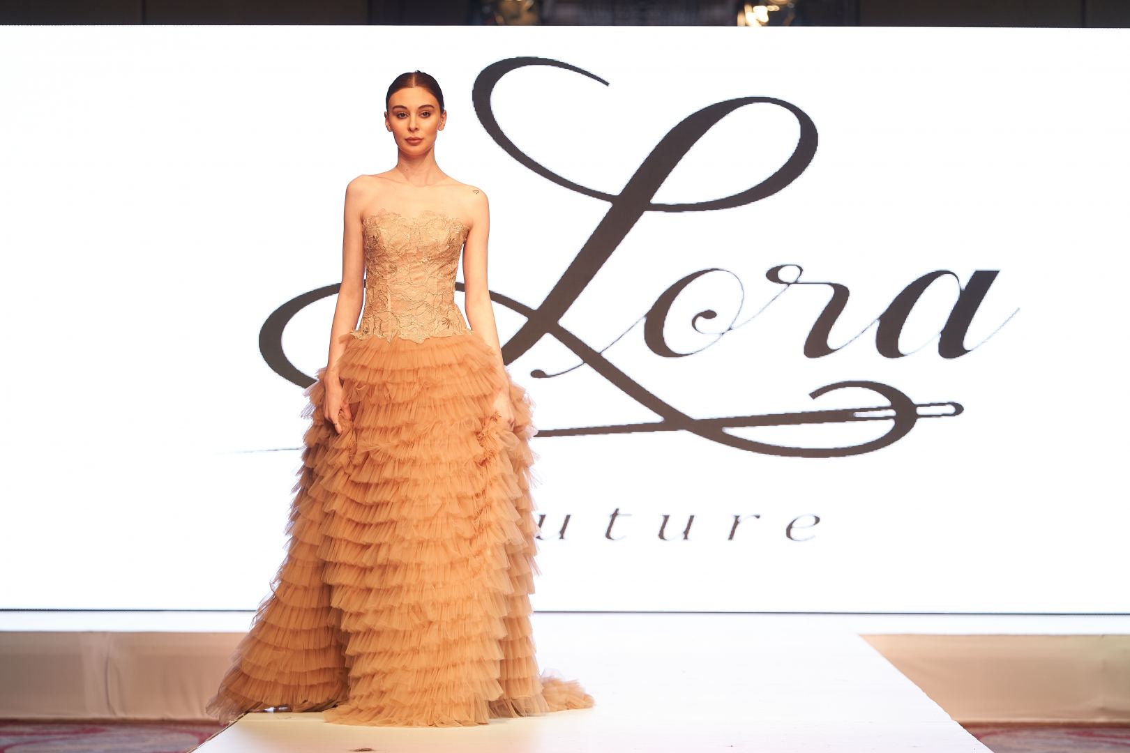 Azerbaijan Fashion Week  - вечерние и свадебные платья, харыбюльбюль, эклектика, ready-to-wear…  (ФОТО)
