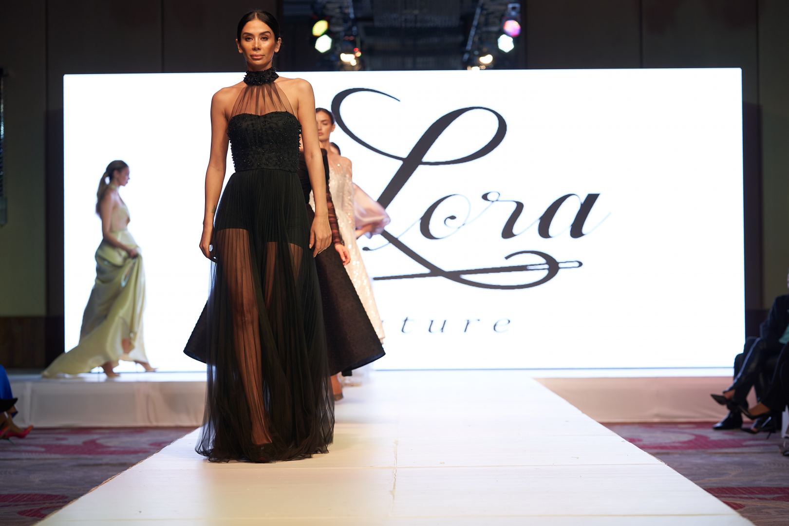 Azerbaijan Fashion Week  - вечерние и свадебные платья, харыбюльбюль, эклектика, ready-to-wear…  (ФОТО)