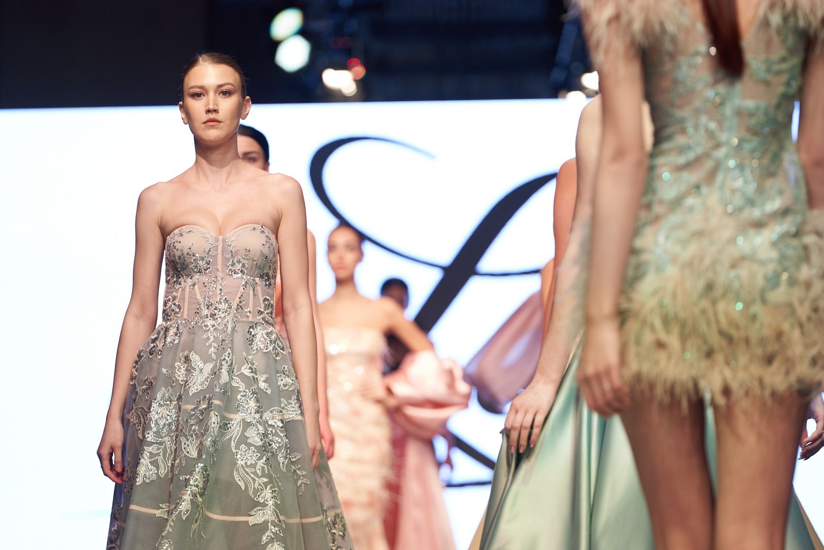 Azerbaijan Fashion Week  - вечерние и свадебные платья, харыбюльбюль, эклектика, ready-to-wear…  (ФОТО)
