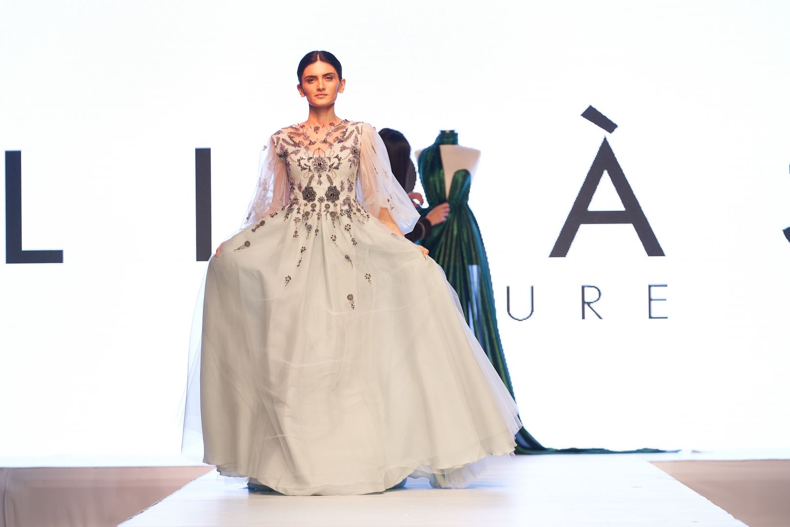 Azerbaijan Fashion Week  - вечерние и свадебные платья, харыбюльбюль, эклектика, ready-to-wear…  (ФОТО)