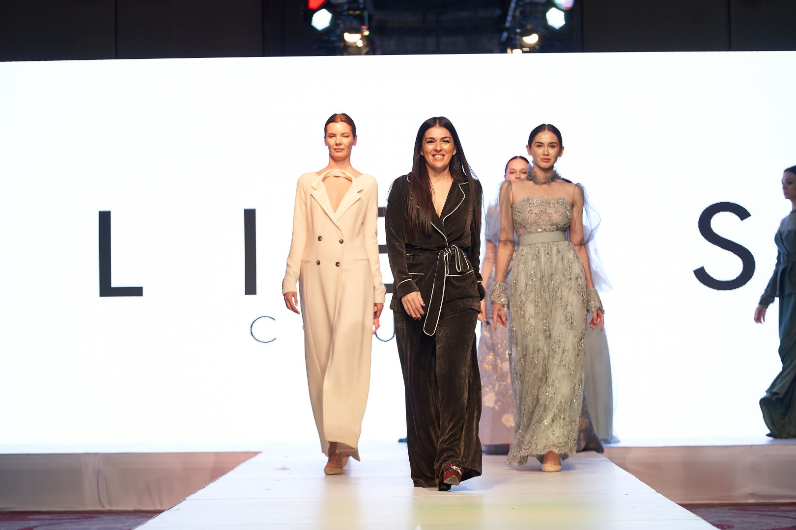 Azerbaijan Fashion Week  - вечерние и свадебные платья, харыбюльбюль, эклектика, ready-to-wear…  (ФОТО)