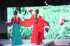 "Карабахская Принцесса" Фахрии Халафовой на Azerbaijan Fashion Week – впервые наряд с принтами харыбюльбюль,  образ Агабейим, розы…(ФОТО)