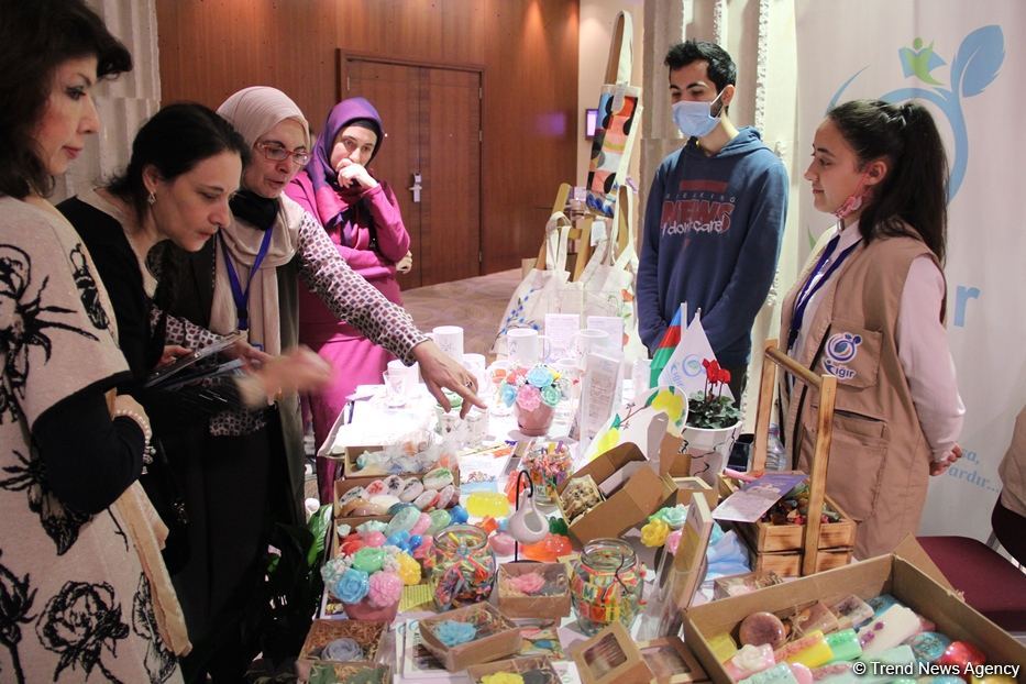 Открылась международная Азербайджанская Неделя моды, посвященная цветку Карабаха харыбюльбюль (ФОТО)