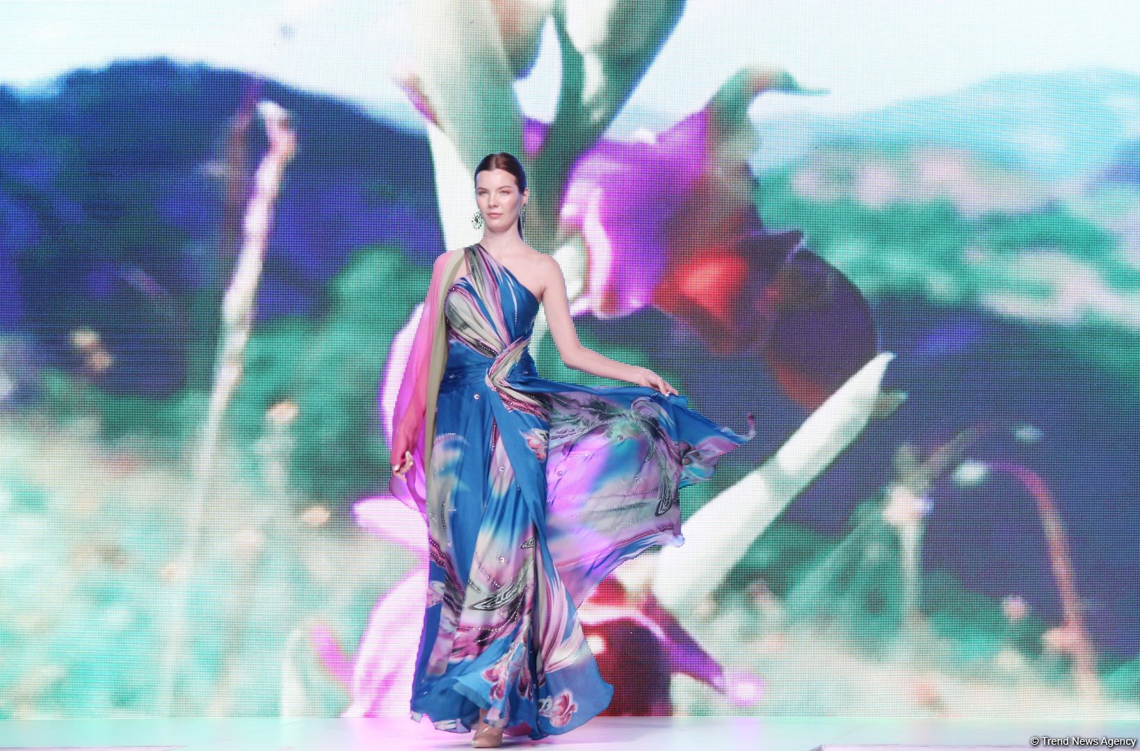 "Карабахская Принцесса" Фахрии Халафовой на Azerbaijan Fashion Week – впервые наряд с принтами харыбюльбюль,  образ Агабейим, розы…(ФОТО)