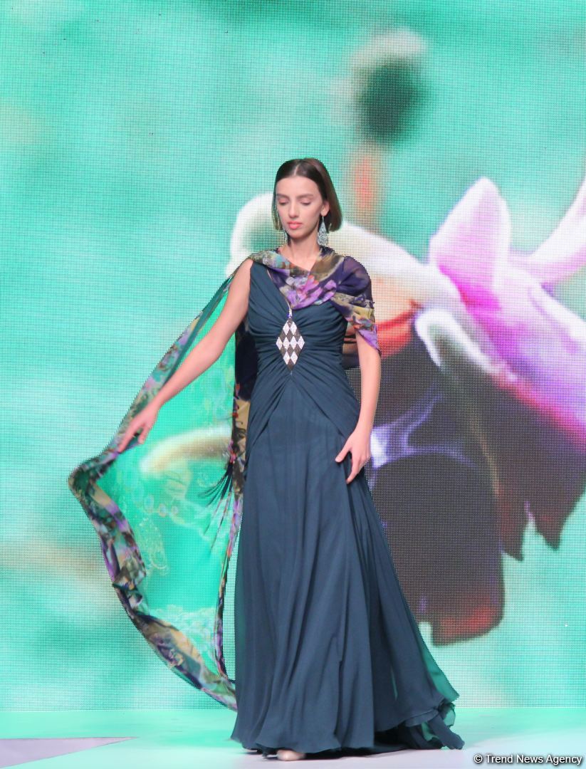 "Карабахская Принцесса" Фахрии Халафовой на Azerbaijan Fashion Week – впервые наряд с принтами харыбюльбюль,  образ Агабейим, розы…(ФОТО)
