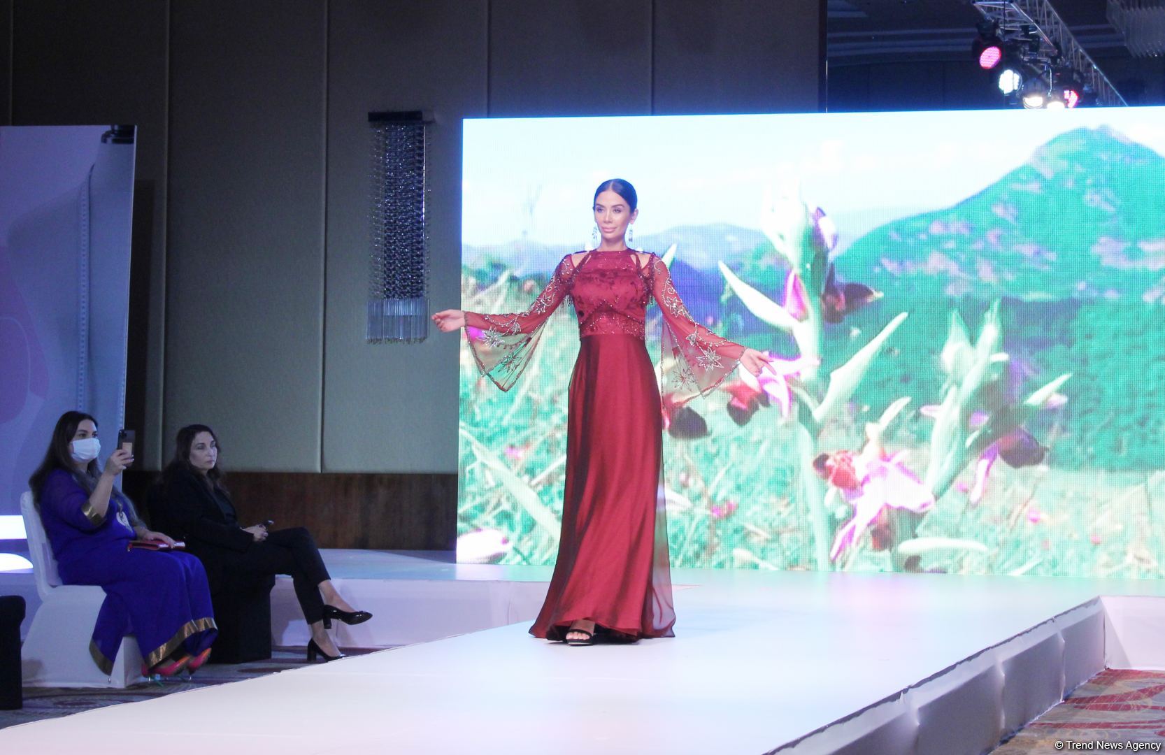 "Карабахская Принцесса" Фахрии Халафовой на Azerbaijan Fashion Week – впервые наряд с принтами харыбюльбюль,  образ Агабейим, розы…(ФОТО)