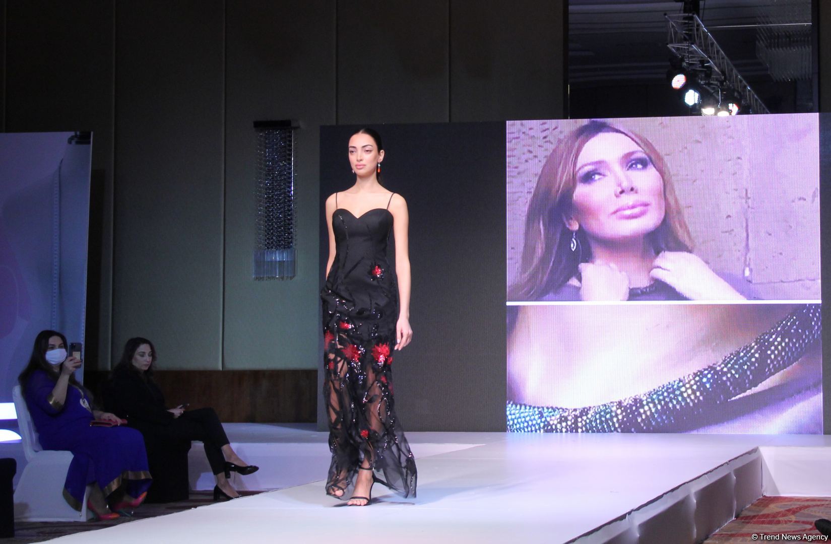"Карабахская Принцесса" Фахрии Халафовой на Azerbaijan Fashion Week – впервые наряд с принтами харыбюльбюль,  образ Агабейим, розы…(ФОТО)