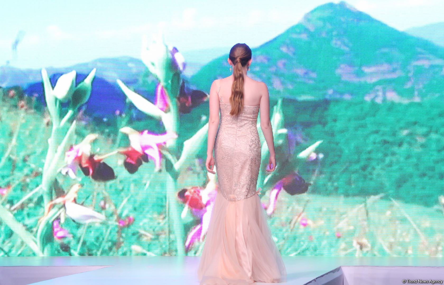 "Карабахская Принцесса" Фахрии Халафовой на Azerbaijan Fashion Week – впервые наряд с принтами харыбюльбюль,  образ Агабейим, розы…(ФОТО)