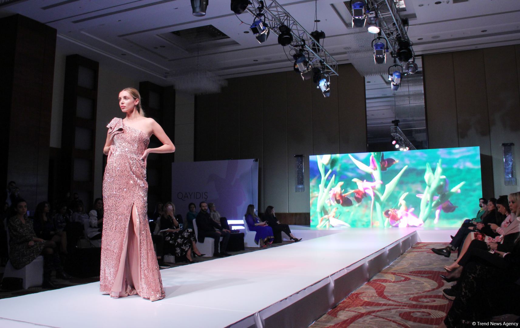 "Карабахская Принцесса" Фахрии Халафовой на Azerbaijan Fashion Week – впервые наряд с принтами харыбюльбюль,  образ Агабейим, розы…(ФОТО)