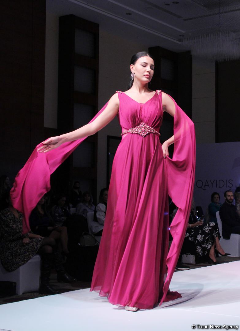 "Карабахская Принцесса" Фахрии Халафовой на Azerbaijan Fashion Week – впервые наряд с принтами харыбюльбюль,  образ Агабейим, розы…(ФОТО)