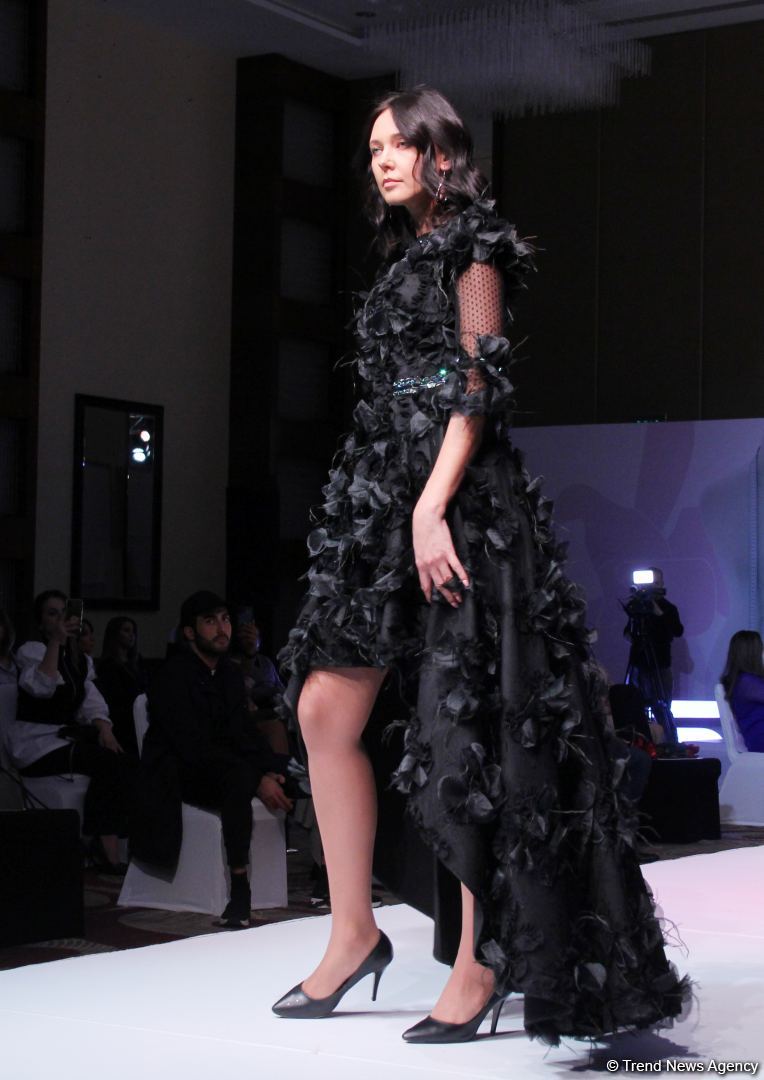 "Карабахская Принцесса" Фахрии Халафовой на Azerbaijan Fashion Week – впервые наряд с принтами харыбюльбюль,  образ Агабейим, розы…(ФОТО)