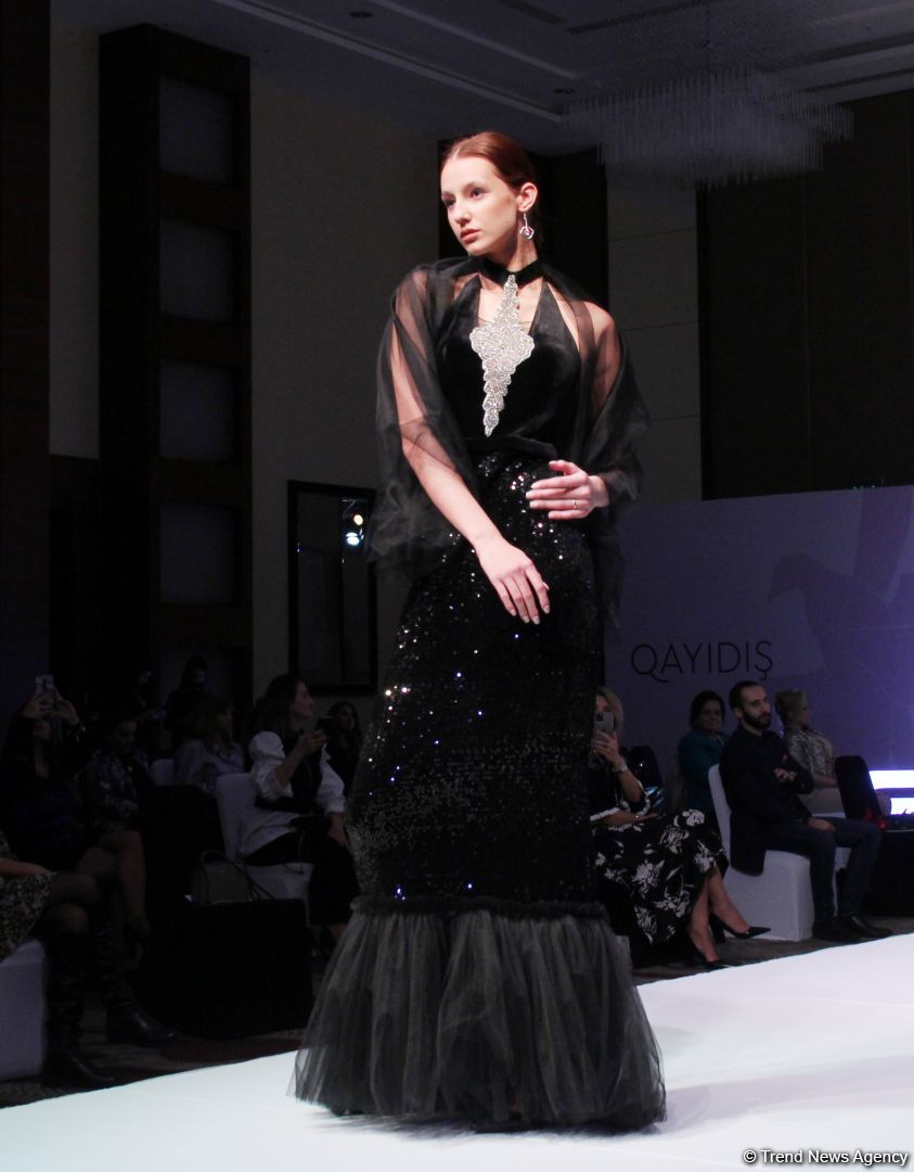 "Карабахская Принцесса" Фахрии Халафовой на Azerbaijan Fashion Week – впервые наряд с принтами харыбюльбюль,  образ Агабейим, розы…(ФОТО)