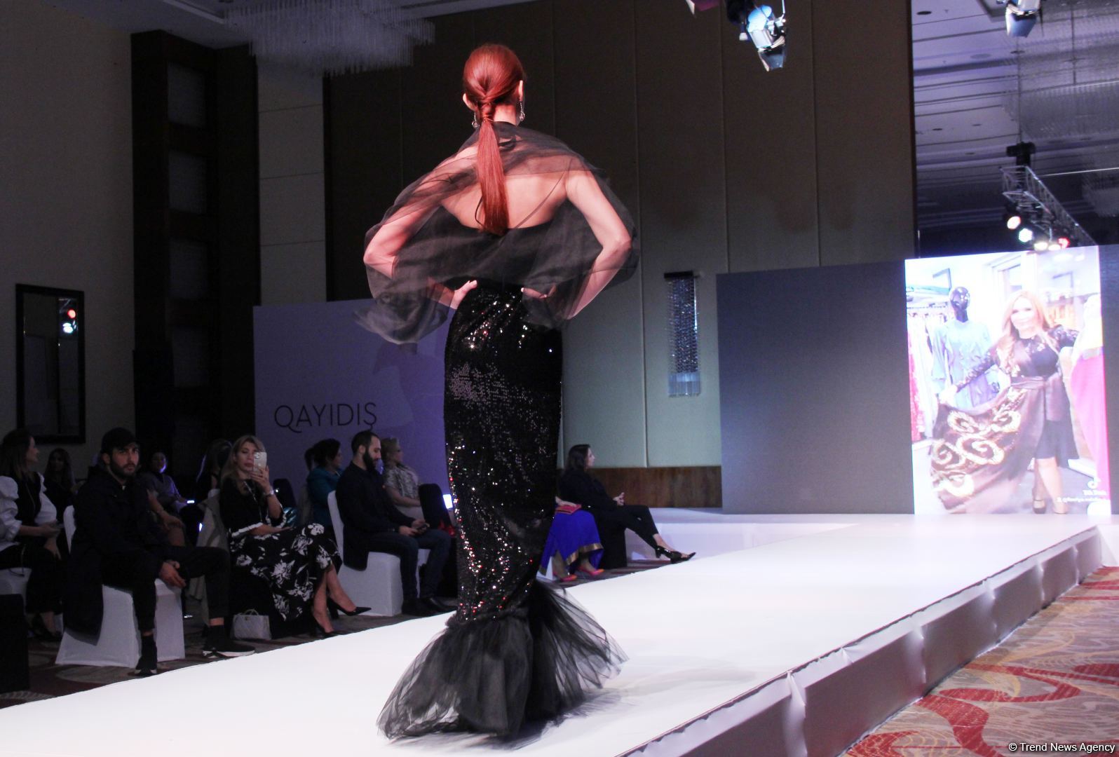 "Карабахская Принцесса" Фахрии Халафовой на Azerbaijan Fashion Week – впервые наряд с принтами харыбюльбюль,  образ Агабейим, розы…(ФОТО)