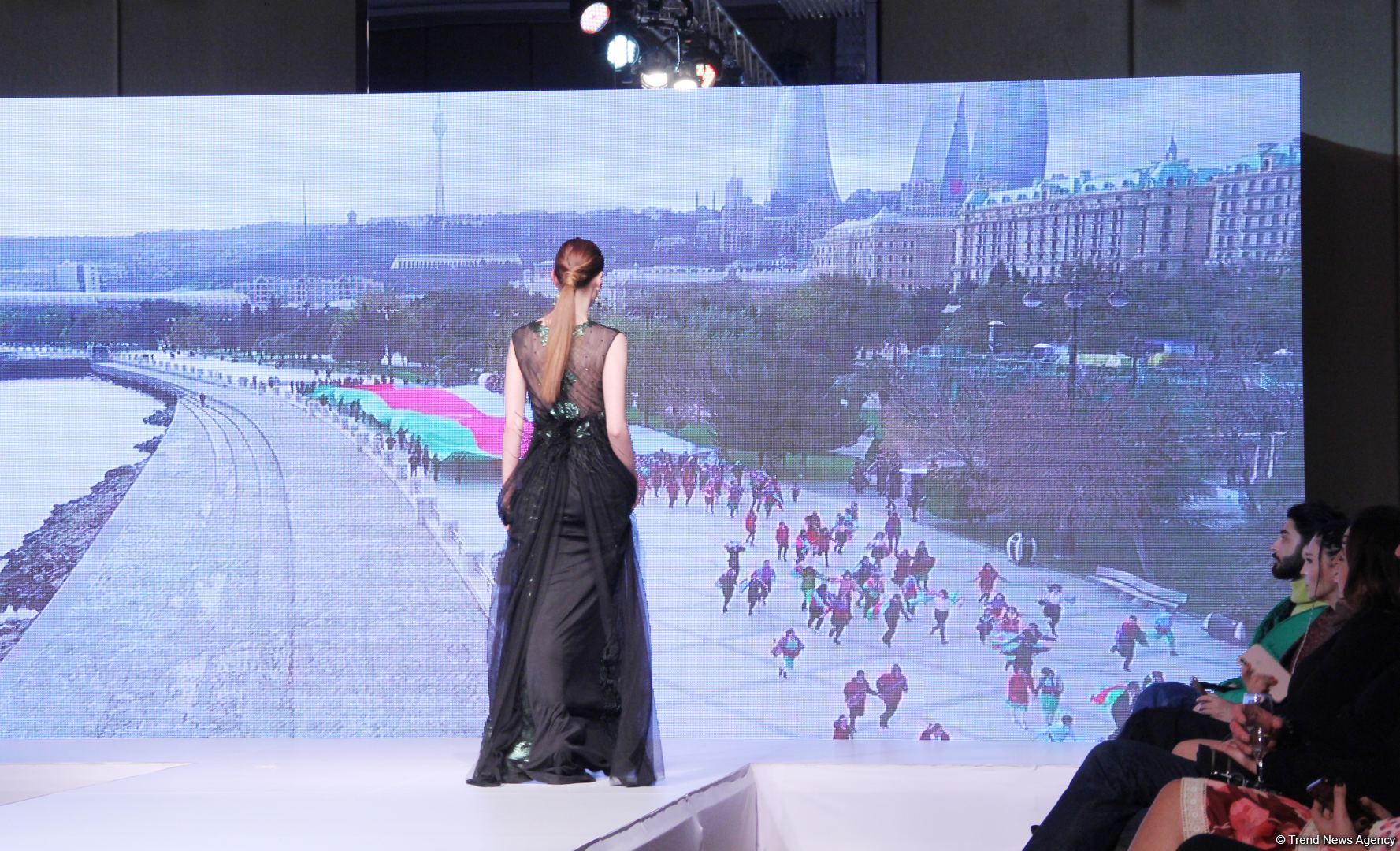 "Карабахская Принцесса" Фахрии Халафовой на Azerbaijan Fashion Week – впервые наряд с принтами харыбюльбюль,  образ Агабейим, розы…(ФОТО)