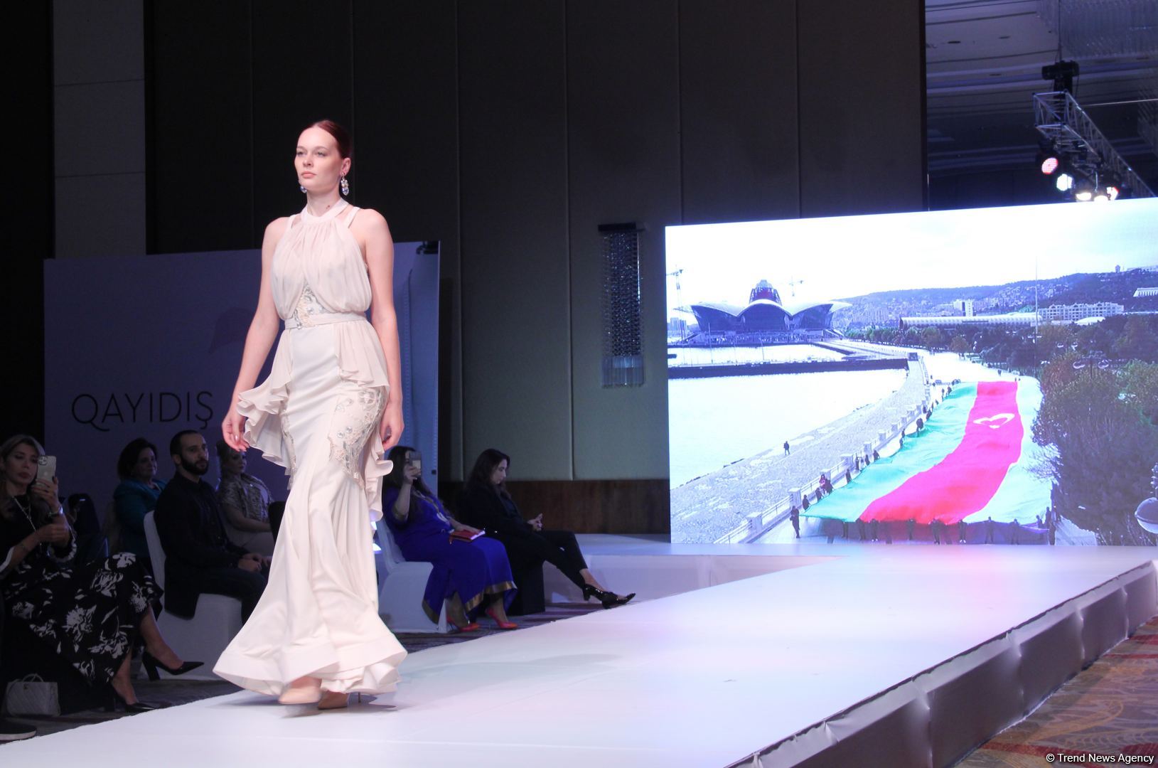 "Карабахская Принцесса" Фахрии Халафовой на Azerbaijan Fashion Week – впервые наряд с принтами харыбюльбюль,  образ Агабейим, розы…(ФОТО)