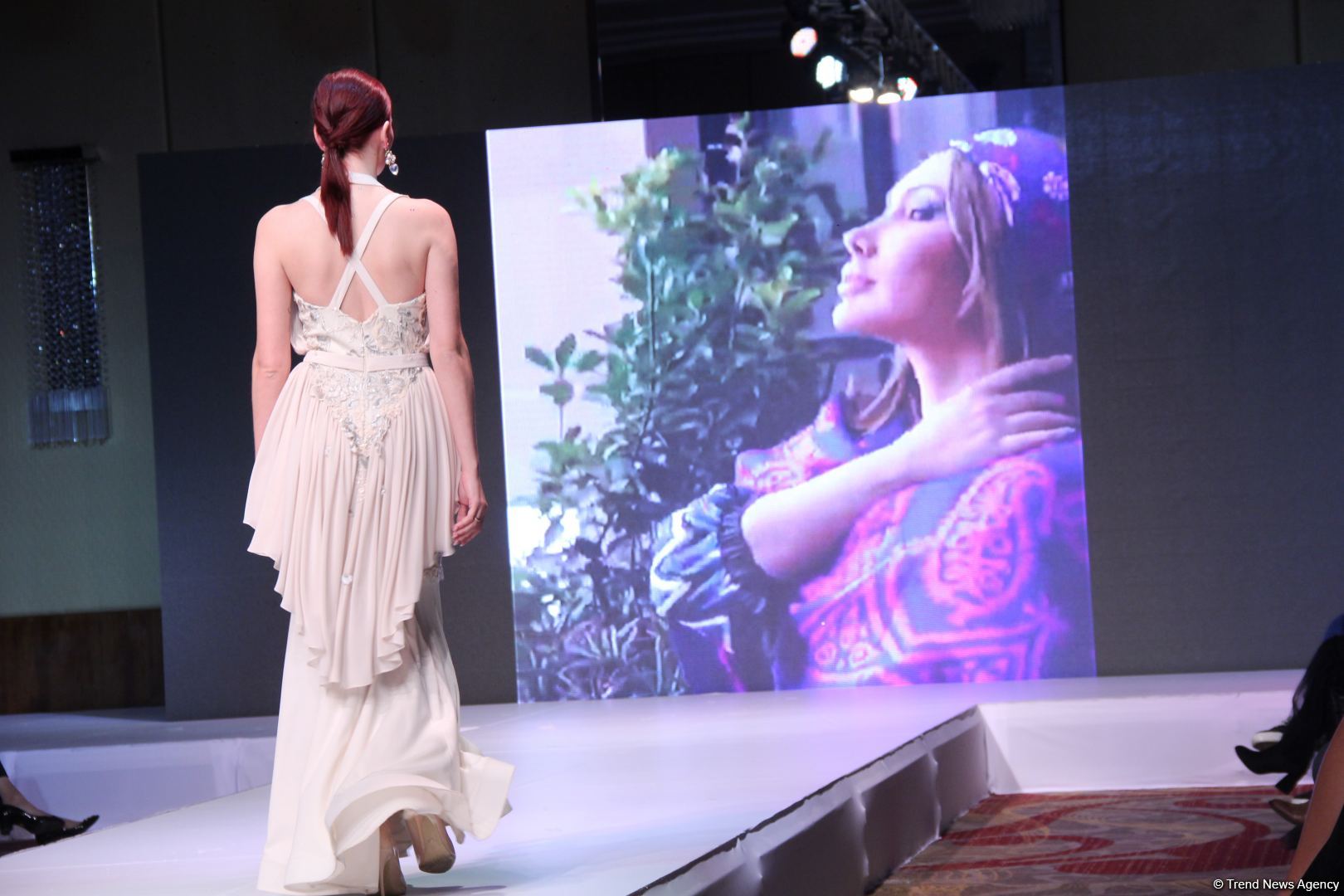 "Карабахская Принцесса" Фахрии Халафовой на Azerbaijan Fashion Week – впервые наряд с принтами харыбюльбюль,  образ Агабейим, розы…(ФОТО)