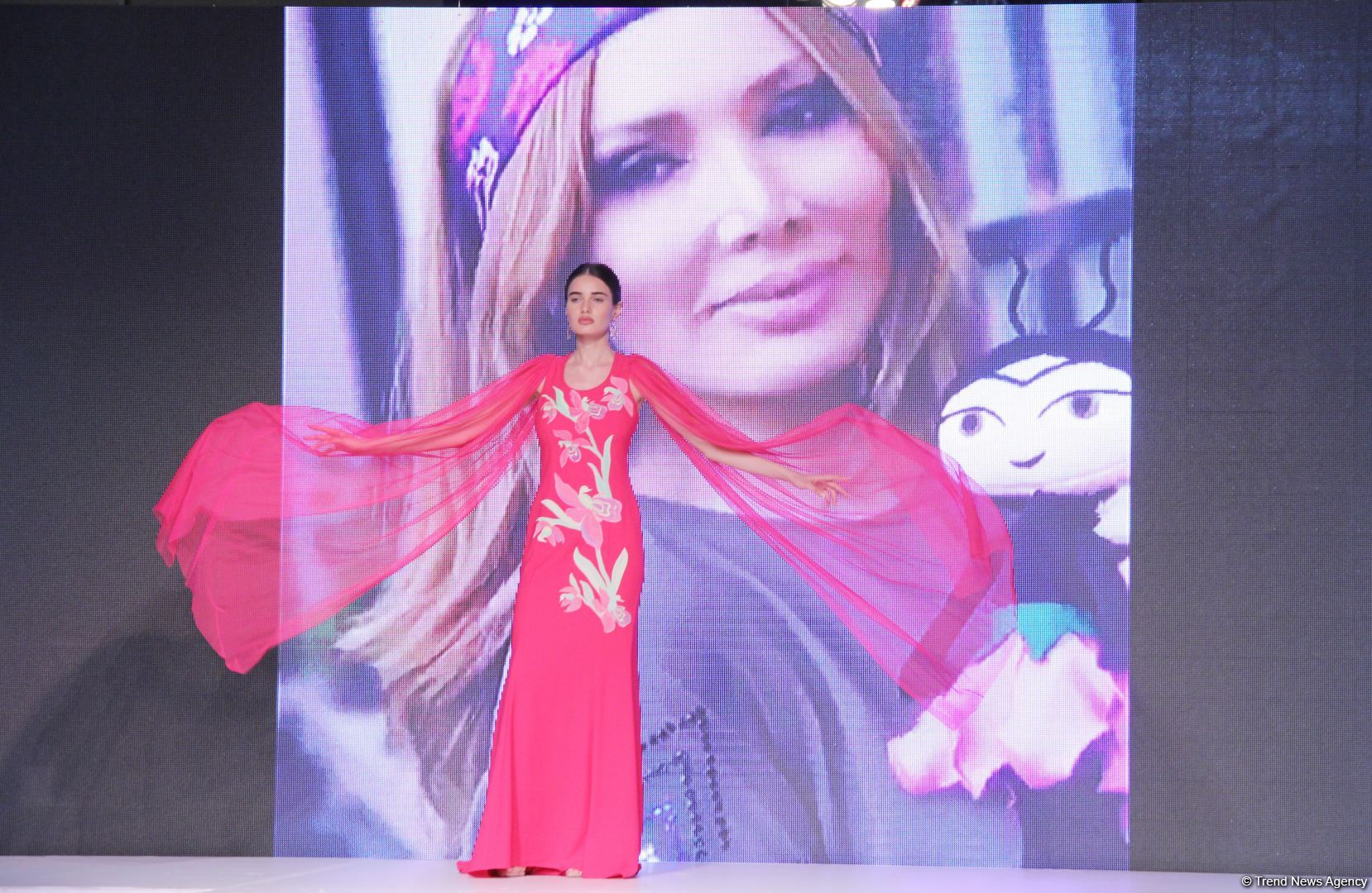 "Карабахская Принцесса" Фахрии Халафовой на Azerbaijan Fashion Week – впервые наряд с принтами харыбюльбюль,  образ Агабейим, розы…(ФОТО)