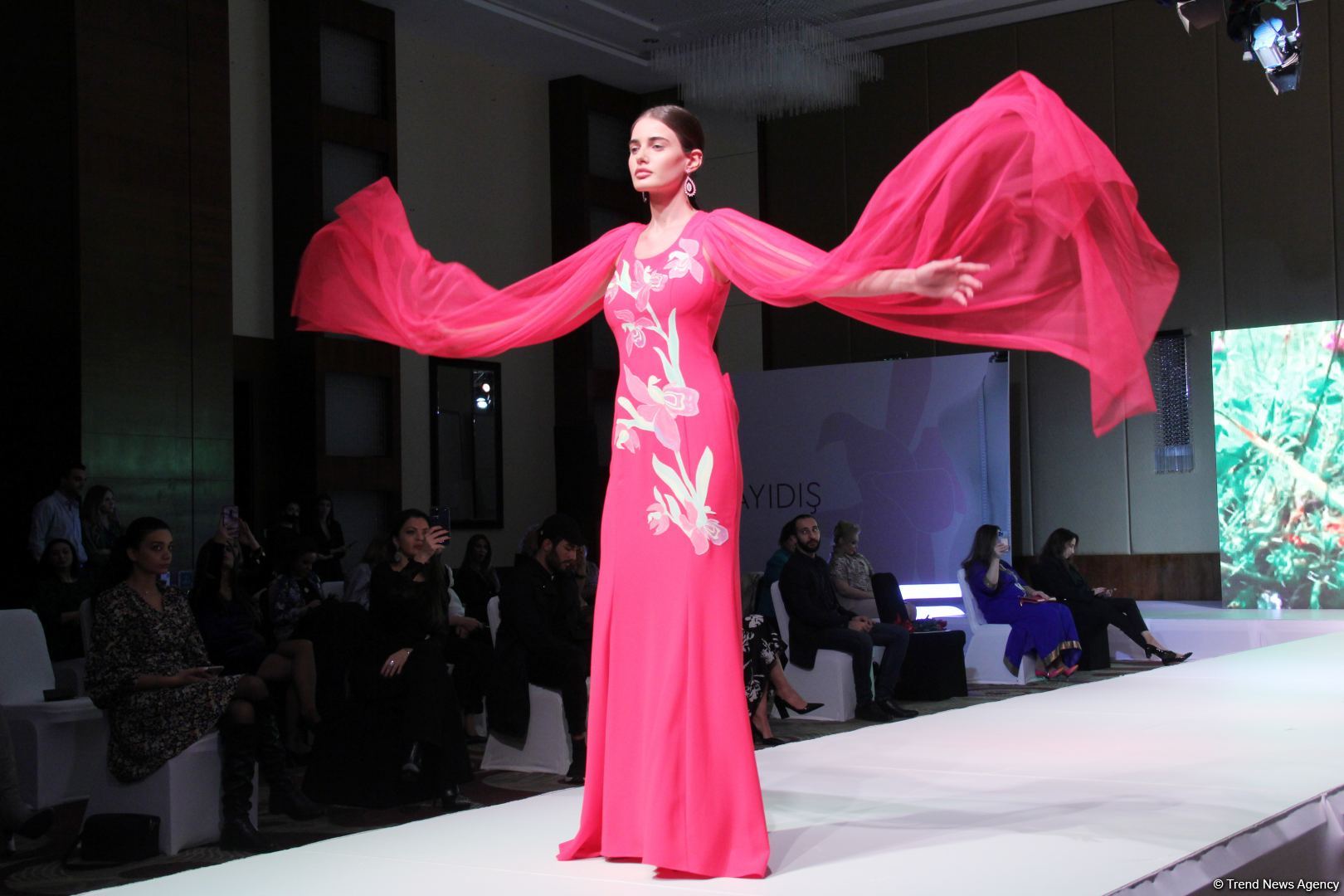"Карабахская Принцесса" Фахрии Халафовой на Azerbaijan Fashion Week – впервые наряд с принтами харыбюльбюль,  образ Агабейим, розы…(ФОТО)