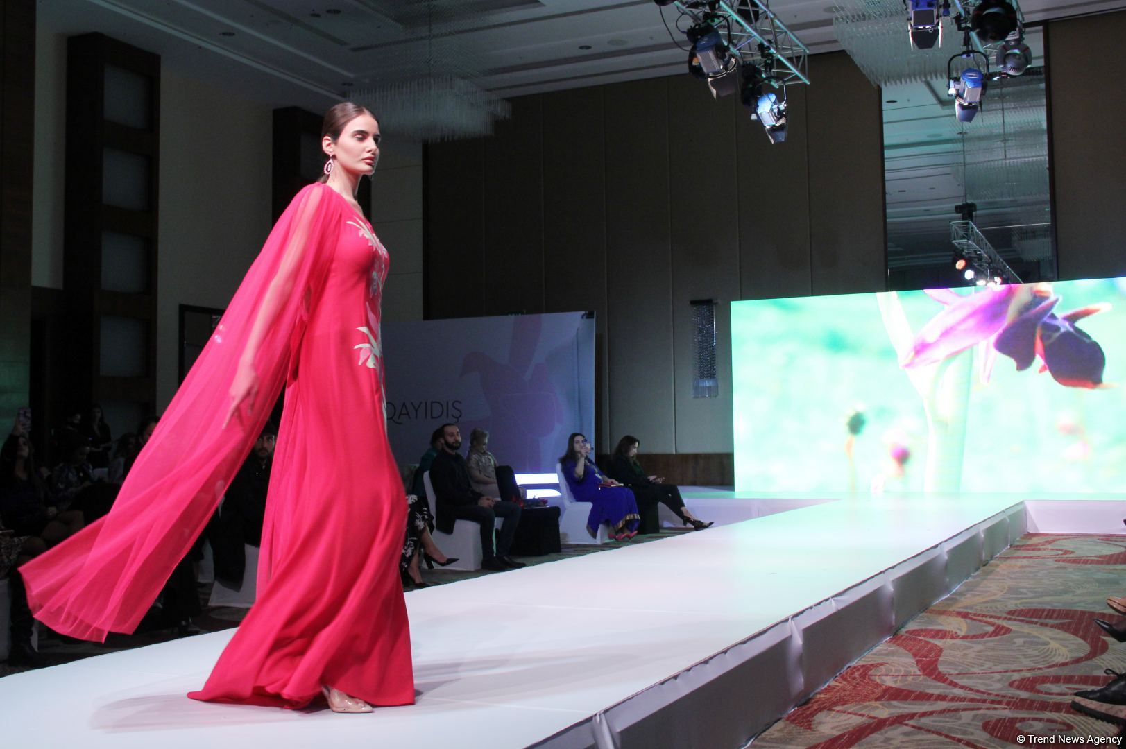 "Карабахская Принцесса" Фахрии Халафовой на Azerbaijan Fashion Week – впервые наряд с принтами харыбюльбюль,  образ Агабейим, розы…(ФОТО)