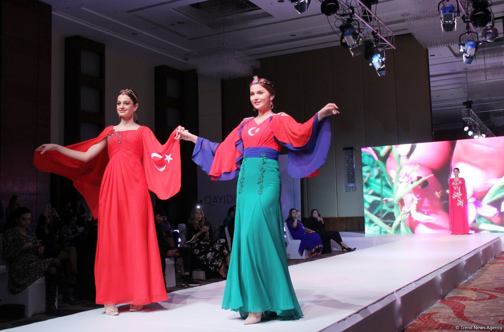 "Карабахская Принцесса" Фахрии Халафовой на Azerbaijan Fashion Week – впервые наряд с принтами харыбюльбюль,  образ Агабейим, розы…(ФОТО)