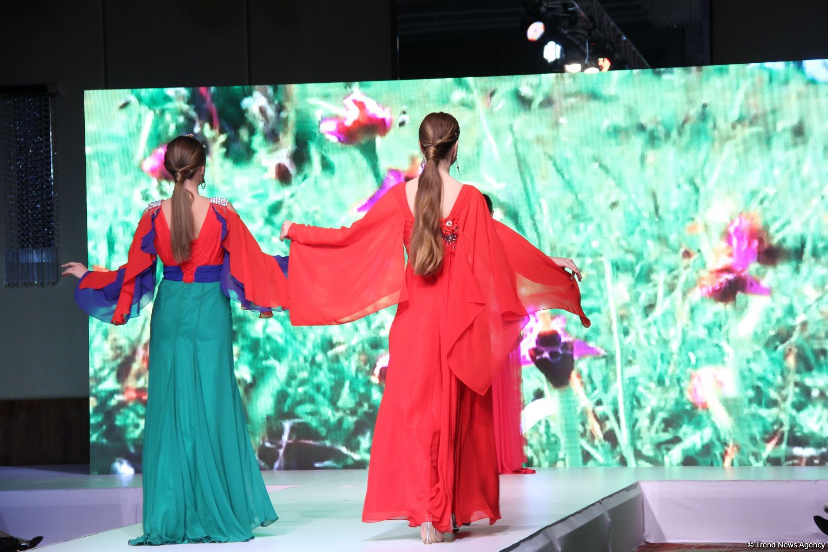 "Карабахская Принцесса" Фахрии Халафовой на Azerbaijan Fashion Week – впервые наряд с принтами харыбюльбюль,  образ Агабейим, розы…(ФОТО)